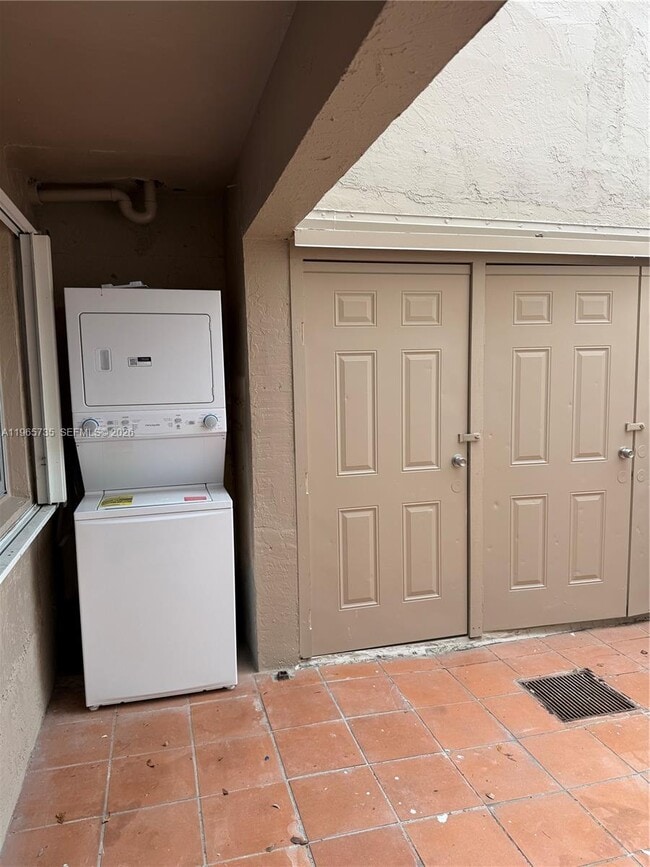 Building Photo - 9175 Fontainebleau Blvd