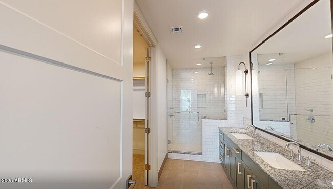 Building Photo - 98 S River Dr