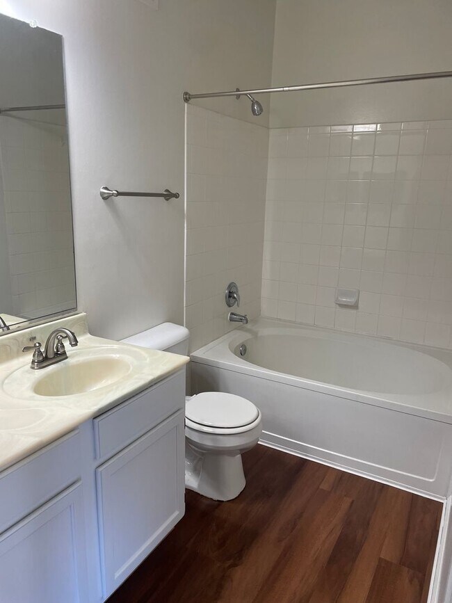 Building Photo - One Bedroom Apartment available now for $1600!