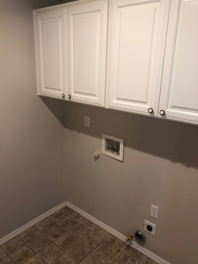 Building Photo - Larger Three Bedroom Home in Keizer