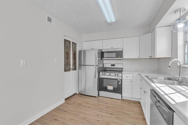 Building Photo - 2613 Stratford Ln