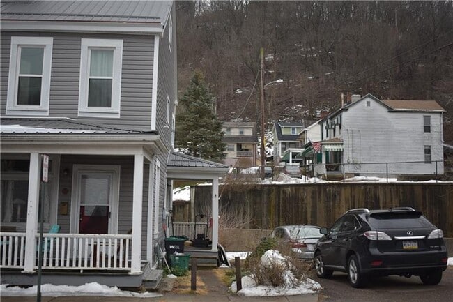 Building Photo - 111 Dewey St