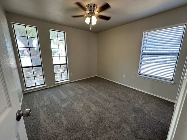 Building Photo - Excellent 3 bedroom 2 bath