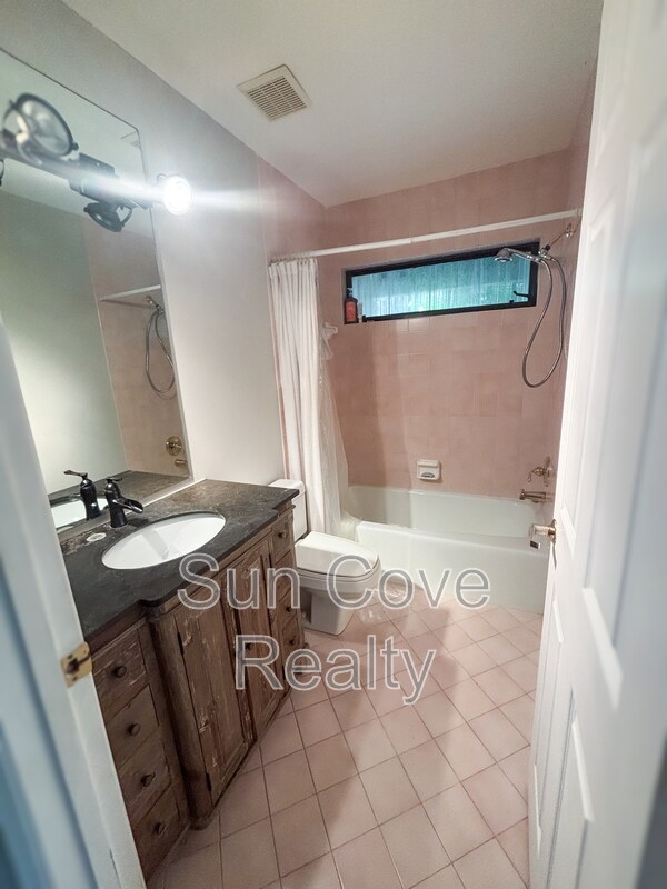 Building Photo - 4494 Ascot Cir N