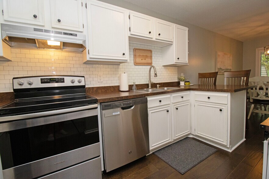 Building Photo - 4462 Johnny Cake Ridge Rd