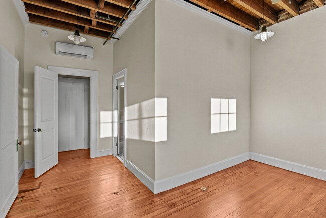 Building Photo - Beautiful One Bedroom Downtown Condo