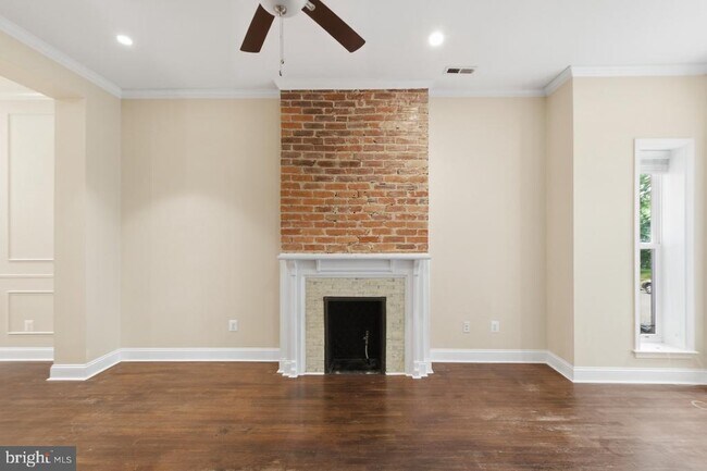 Building Photo - 620 9th St NE