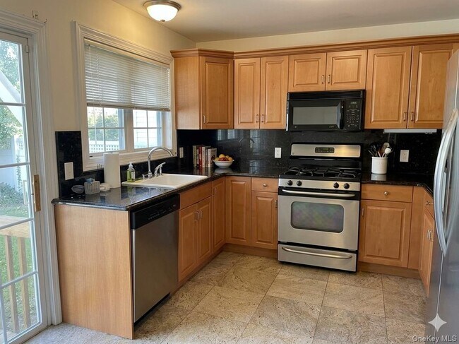 Building Photo - 66 Sagamore Hill Dr