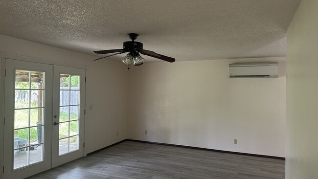 Building Photo - Cozy Three Bedroom Home