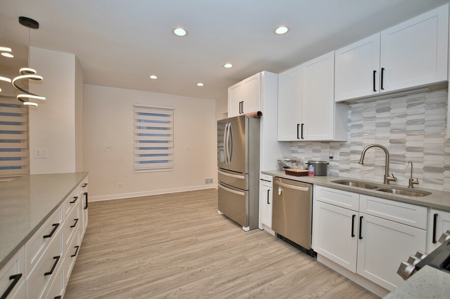 Building Photo - 4616 N Kostner Ave