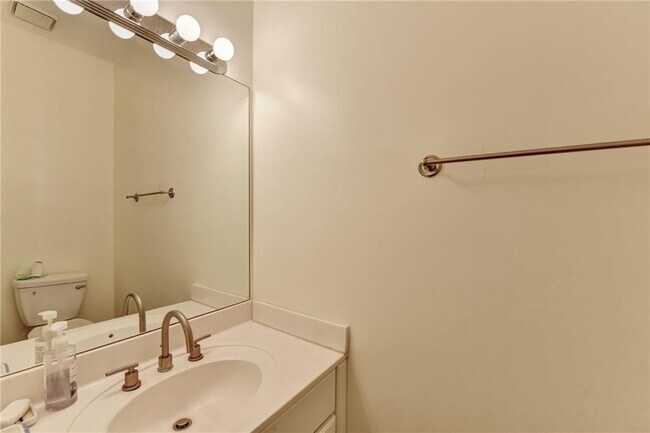 Building Photo - 435 Leasingham Way