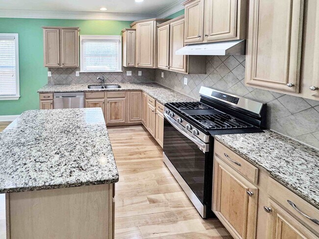 Building Photo - 6BR, 4BA, In-Law Suite