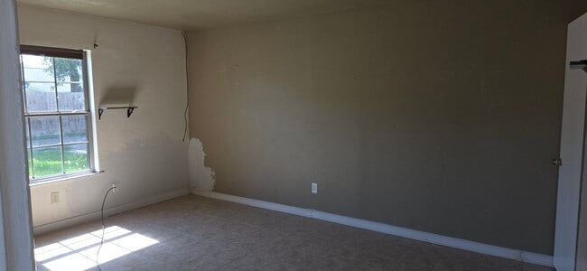 Building Photo - 5620 Hollow Pines Dr