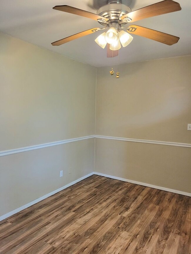 Building Photo - Updated Throughout and Move in ready!!!