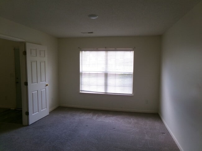 Building Photo - Greensboro Townhouse near Wendover Ave and I-40.