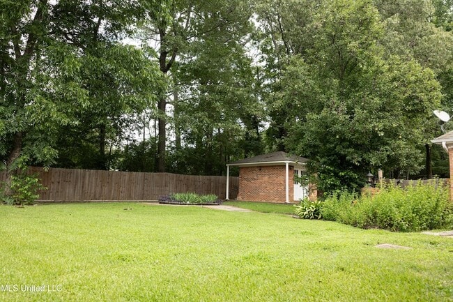 Building Photo - 110 Little John Ln