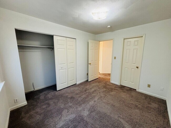 Building Photo - 402 Berryfield Ln