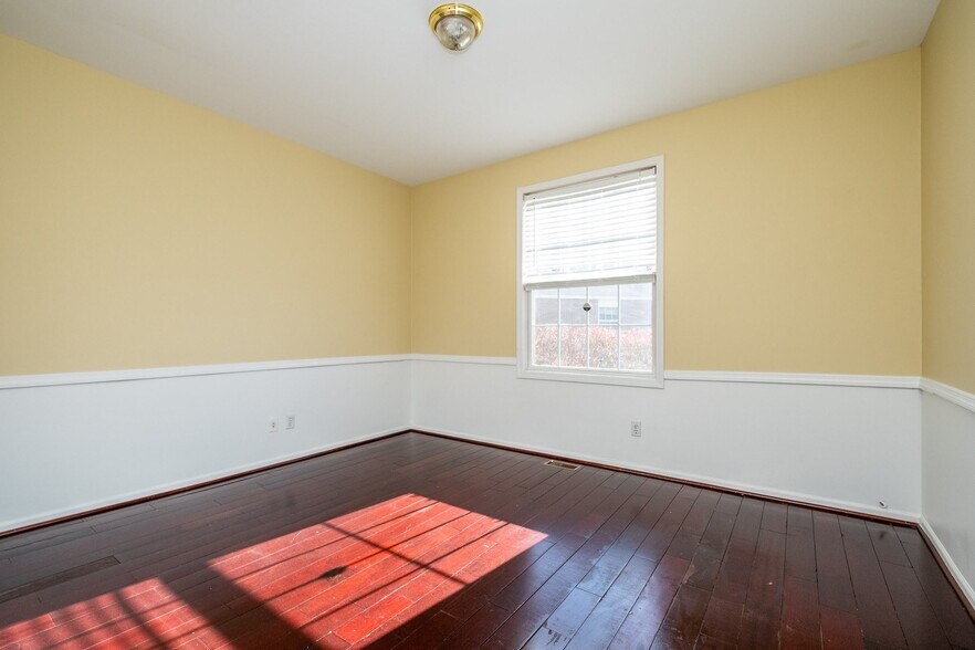 Building Photo - 466 Ivy Ln