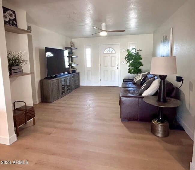 Building Photo - 1126 W Oxford Dr