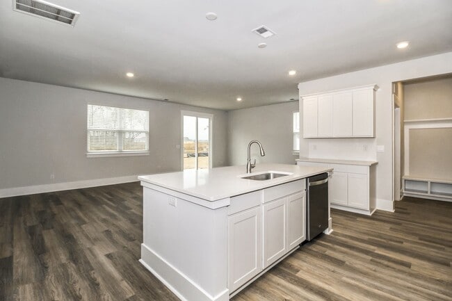 Building Photo - Beautiful Home in Rolling Hills - $200 Off 1st Month Rent (Upon Approval)