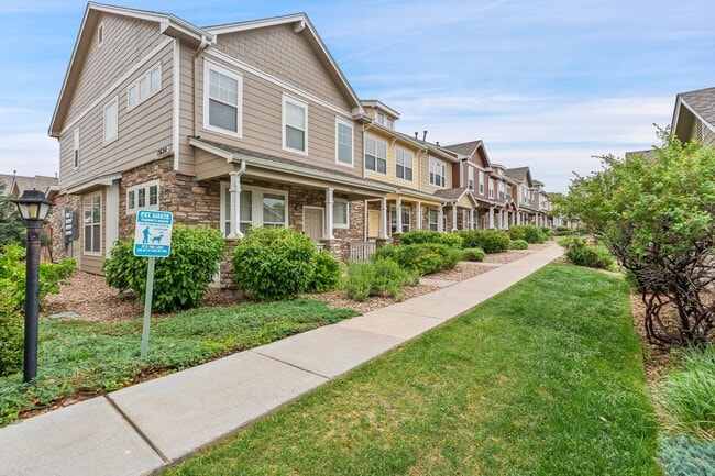 Building Photo - Evolve Real Estate: Beautiful 3 Bed / 2.5 ...