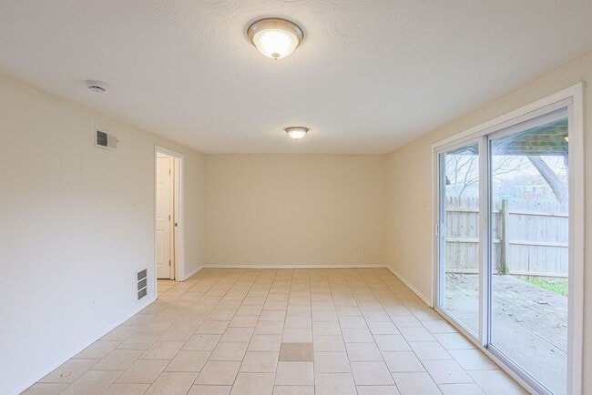 Building Photo - Spacious 3bdrm 1bath Home in Quiet Community