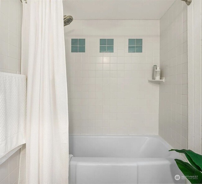 Building Photo - Bright & Charming 1Bed/1Bath + Den in Prim...