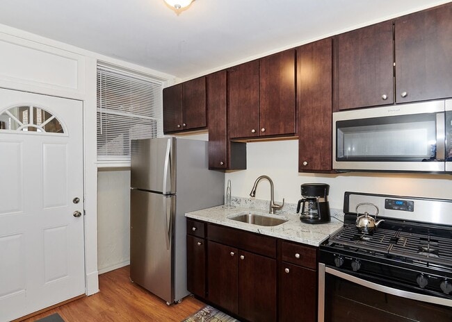 Building Photo - 2536 W Thorndale Ave