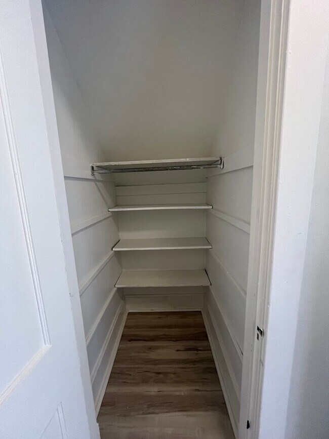 Building Photo - Updated 3 Bedroom Duplex