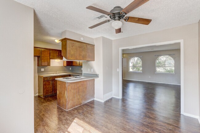 Building Photo - Discover Your New Home: 2-Bedroom Duplex Now Available in Edmond, OK!