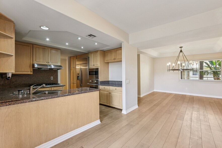 Building Photo - 14290 Dickens St