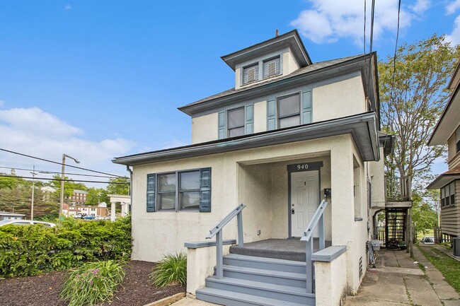 Building Photo - 940 W Lovell St