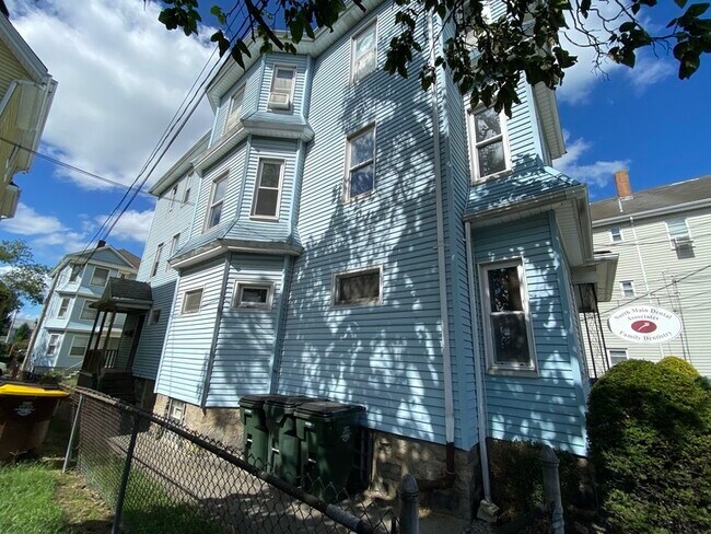 Building Photo - 1120 N Main St