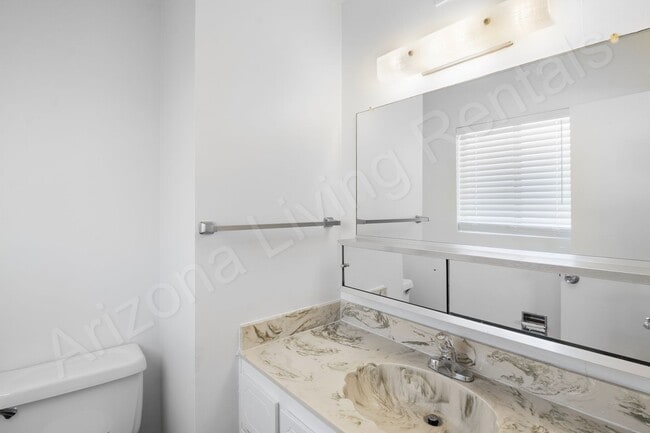 Building Photo - LARGE 3 BEDROOM DUPLEX