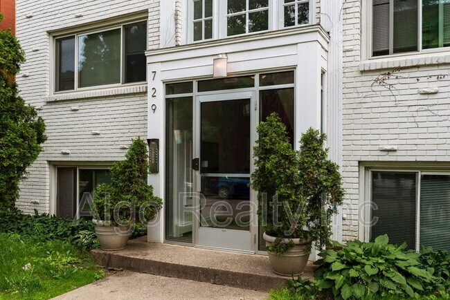 Building Photo - 729 E 16th St