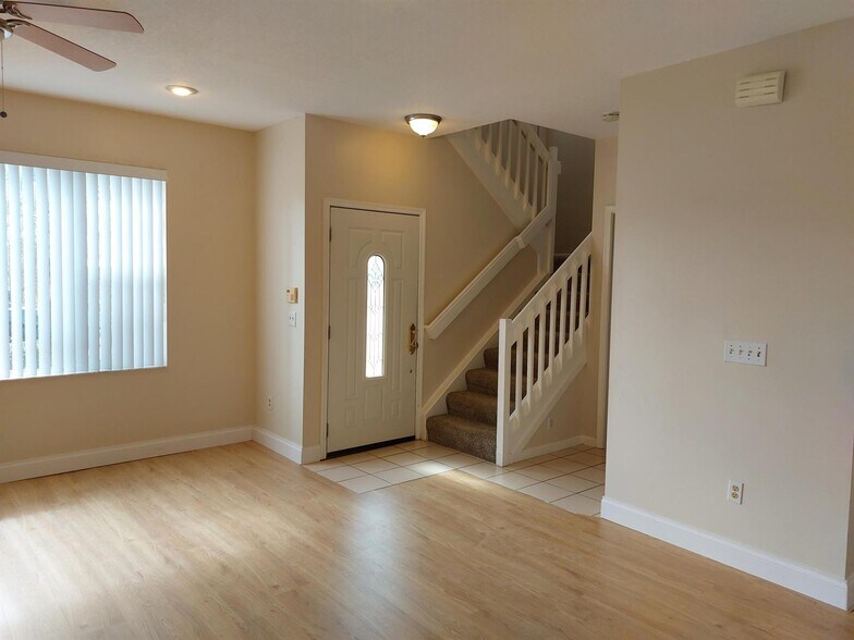 Primary Photo - 331 Oak Crest Ter