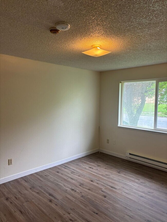 Building Photo - Beautiful ground floor unit in Lynnwood 4-plex