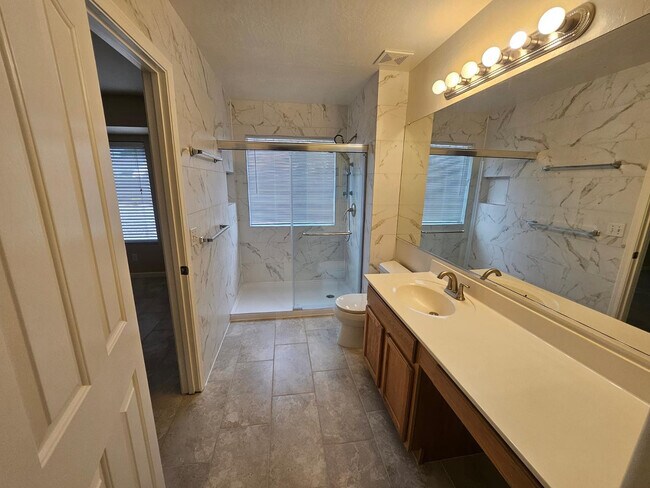 Building Photo - 2863 E Oakland Ct