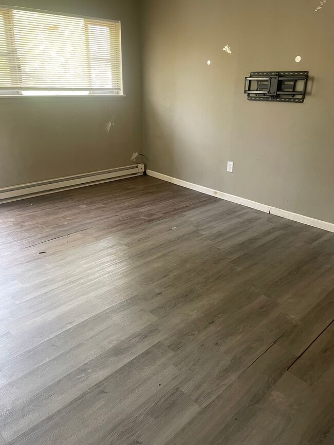 Building Photo - Knoxville 37917 - 2 Bedroom, 1 bath apartment - Contact Lisa Vineyard and Shannon Russell (865) 2...