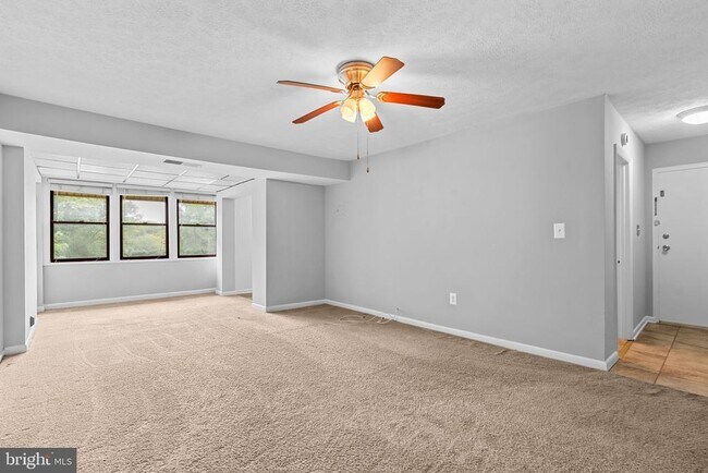 Building Photo - 9651 White Acre Rd