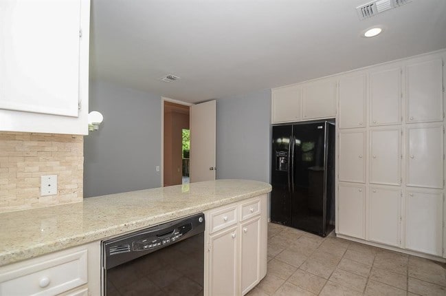 Building Photo - 130 Sugar Berry Cir