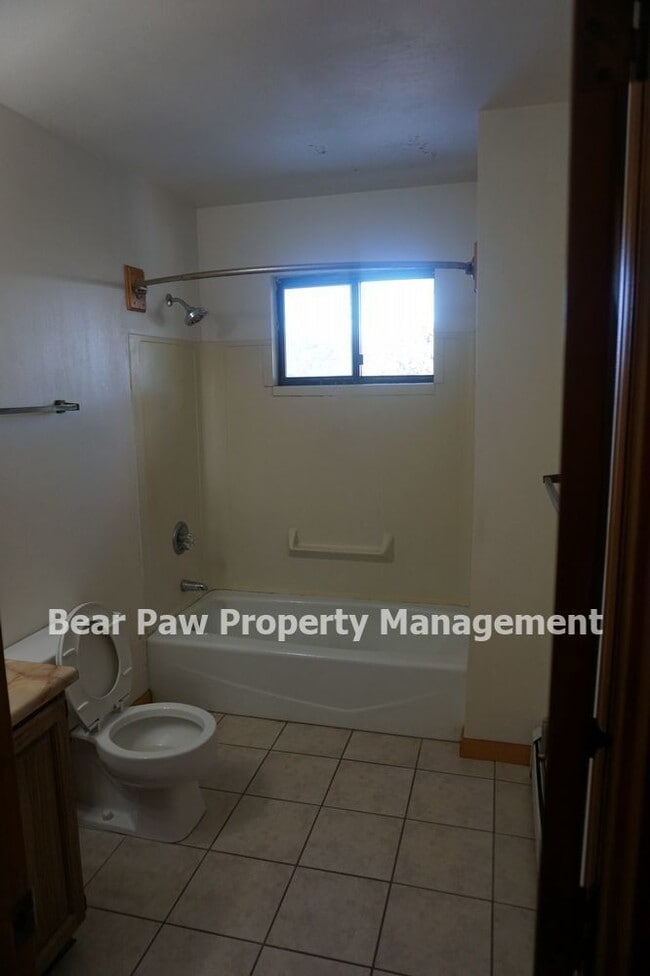 Building Photo - Great Duplex in North Evergreen!!