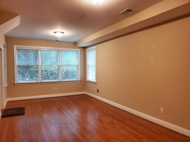 Building Photo - 1044 Emory Parc Pl