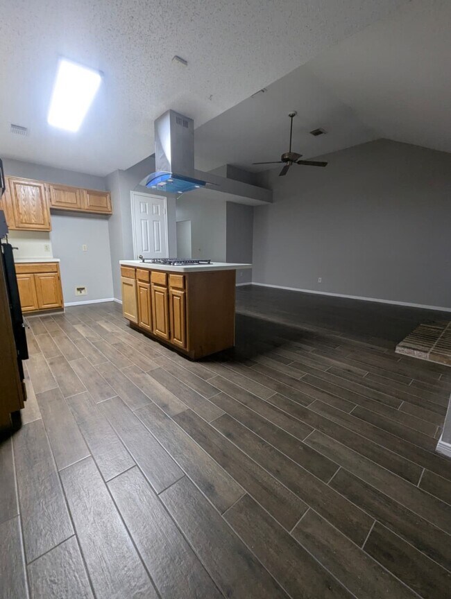 Building Photo - 827 Coral Tree Pl