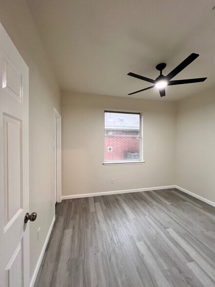 Building Photo - Room in House on Amy Francis St