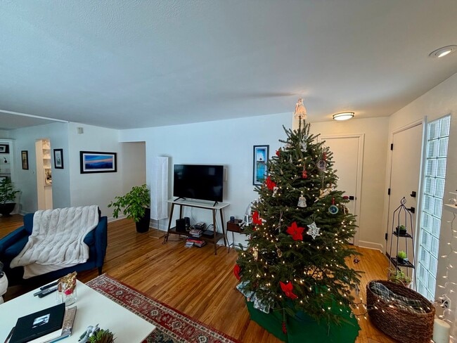 Building Photo - 3 Bed 1.5 Bath Single Family Home in Scholfield