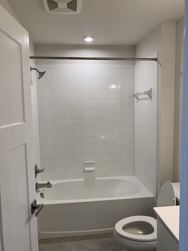 3rd Floor hall bath - 517 E Union St