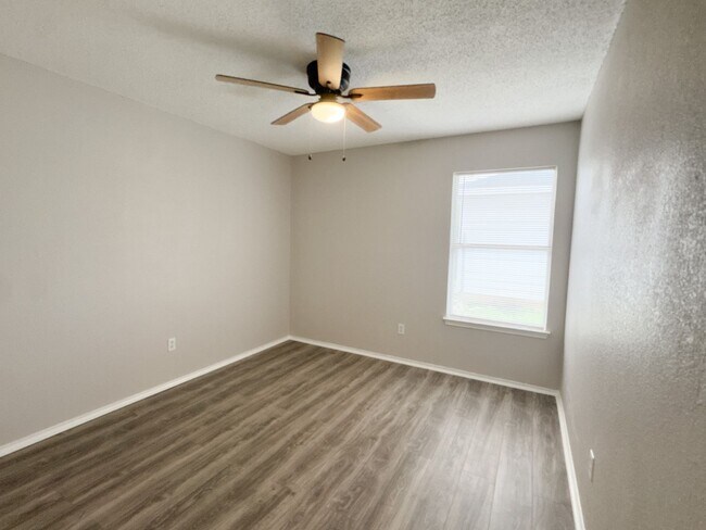 Building Photo - 3 Bed, 2 Bath Ft Worth Home in Burleson IS...