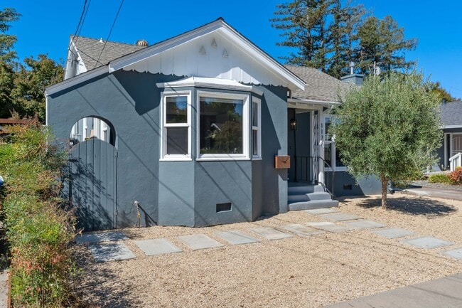 Building Photo - Charming Updated 2 bed, 2 bath Home near D...