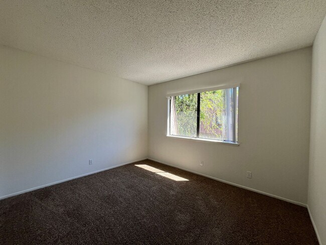 Building Photo - Northridge 3+2.5 in gated community w/pool...